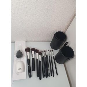 Niré Beauty 15piece Black Silver Makeup Brushes Set & Beauty Blender With Case
